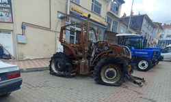 Küle Dönen Traktörüyle, Bayi Önünde İsyan Etti!