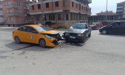 İki Otomobil Çarpıştı! Şans Eseri Yaralanan Yok