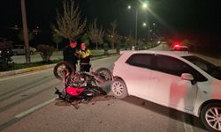 Feci Kaza! Otomobile Çarpan Motosiklet Sürücüsü Savruldu