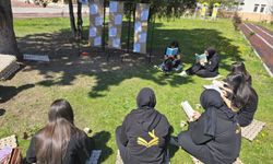 Dijitalden Uzaklaşıp Kitaplara Döndüler!