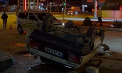 Kavşakta Can Pazarı! Araç Direğe Çarpıp Ters Döndü