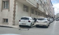 Duyarsız Park Tepki Çekti: Kaldırımı Kapatan Araç Yayalara Zor Anlar Yaşattı