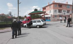 Kamyonet Otomobili Biçti: 1 Ölü