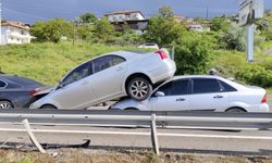 Zincirleme Kazada Araç Diğer Aracın Üzerine Çıktı