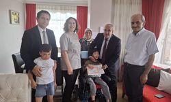 Evde Eğitim Alan Öğrencinin Karne Heyecanına Ortak Oldular