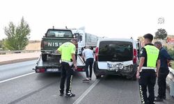 Pikap İle Hafif Ticari Araç Çarpıştı 5 Kişi Yaralandı