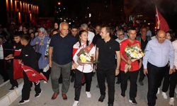 Dünya Şampiyonu Özdenur’a Coşkulu Karşılama