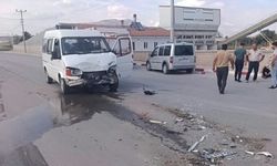 TIR İle Minibüs Çarpıştı: 2 Yaralı