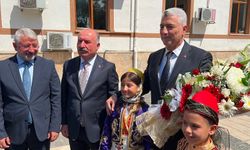 Ticaret Bakanı Ömer Bolat Çiçeklerle Karşılandı
