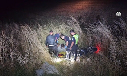 Tarlaya Devrilen Motosiklette Can Pazarı: 2 Yaralı