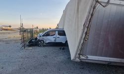 Otomobil Devrilen TIR’ın Altında Kaldı: 1 Yaralı