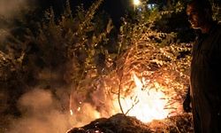 Alevler Geceyi Aydınlattı Köyden Dumanlar Yükseldi