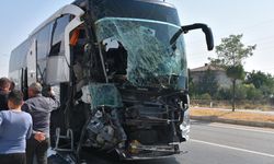 Yolcu Otobüsü Kamyonete Çarptı: 1 Ölü, 15 Yaralı