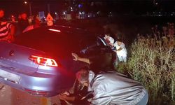 Tarlaya Uçan Otomobili Vatandaşlar Kurtardı