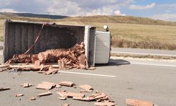 Kiremit Yüklü Kamyonet Devrildi, Yol Trafiğe Kapandı