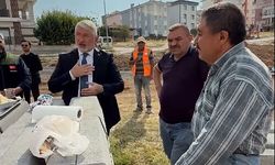Başkan park denetlerken mahallelinin yanıç ikramına hayır diyemedi