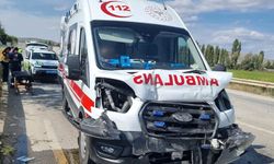 Alaca Ambulansı, Sungurlu Dönüşü Kaza Yaptı 2 Kişi Yaralandı