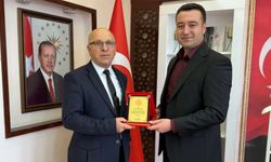 Emekli Özel İdare Müdürüne Plaket