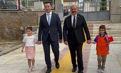 Okula Öğrencilerle El Ele Gittiler