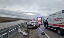 Virajı alamayan otomobil bariyerlere girdi, 5 yaralı