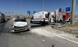 Çorum'un Alaca ilçesinde, iki otomobilin çarpışması sonucu 5 kişi yaralandı.