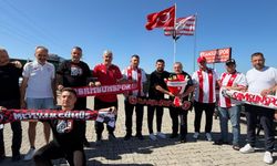 Samsun’da Dostluk Kazandı! Çorumlu Taraftarlar Çiçeklerle Karşılandı