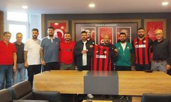 Çorum FK Taraftarlarından CHP’ye Ziyaret! 19 Numaralı Forma Hediye Edildi