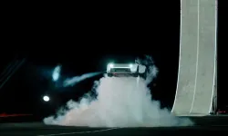 Tesla gökyüzünde, hisseleri yerde