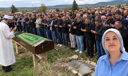 Babasının yanına defnedildi