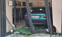 Mağazaya dalan otomobil tozu dumana kattı