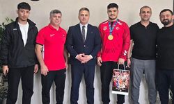 Şampiyon güreşçi Gençlik ve Spor İl Müdürlüğü’nü ziyaret etti