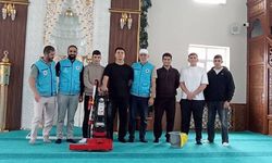 Üniversiteli Gençlerden Cami Temizliği