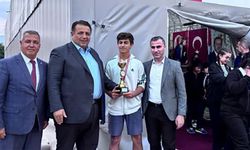 Tenis turnuvası galipleri ödüllerini protokolden aldı