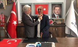 Abdullah Başkan'a Ak Parti rozeti takıldı