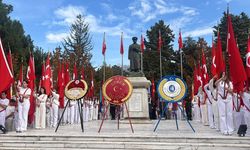Cumhuriyetin 103 yılında kurucuya çelenk