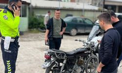 Mahalleli abartı egzozla canından bezdiren motosikletliye acımadı
