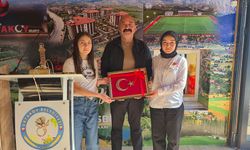 Başkan İsbir Mecitözü’nden gelen öğrencilere Şapinuva’yı anlattı