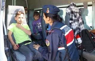 Jandarma Ekipleri Denetimle Çocuk ve Gençlerin Okul Heyecanına Ortak Oldu