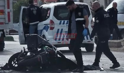 Kamyonete Çarpan Motosiklet Sürücüsü Olay Yerinde Can Verdi