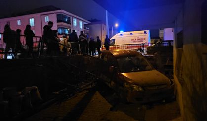 Çarpışmanın Şiddetiyle Savruldu! Hafif Ticari Araç Bahçeye Girdi