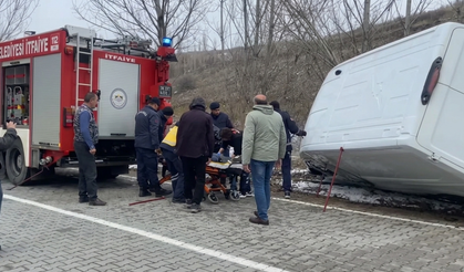 Kontrolden Çıkan Panelvan Ağaçlara Çarpıp Yan Yattı