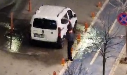 Cadde Ortasında Pes Dedirten Görüntü! Hortum Çekip Araç Yıkadı