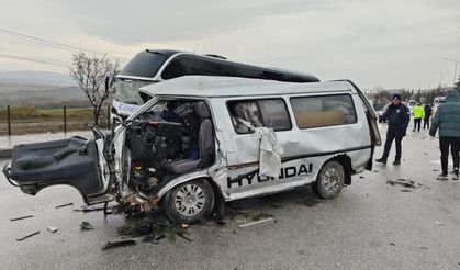 Faciadan Dönüldü! Yolcu Otobüsü İle Kamyonet Çarpıştı 7 Yaralı