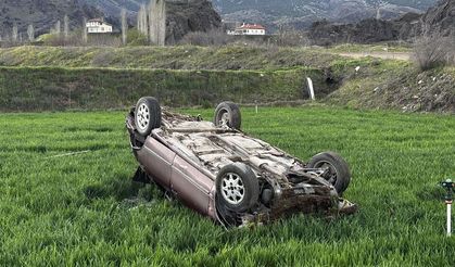 Tarlaya Devrilen Otomobilin Sürücüsü Ölümden Döndü