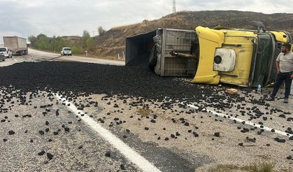 Kömür yüklü TIR devrildi