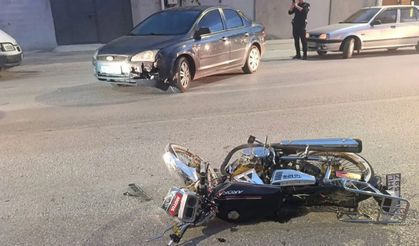 U dönüşü yapmak isterken motosiklete çarptı, 1 yaralı