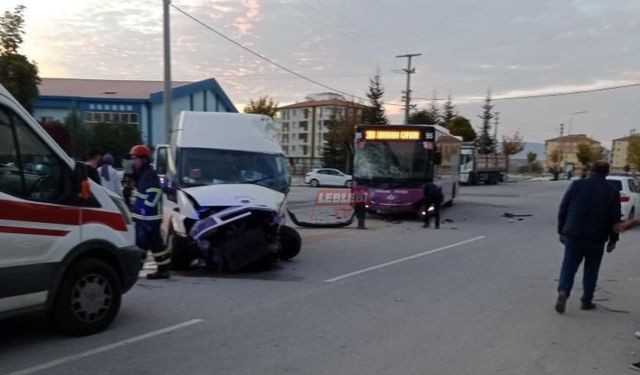 Halk Otobüsü İle Minibüsün Çarpıştığı Kazada Ortalık Savaş Alanına Döndü