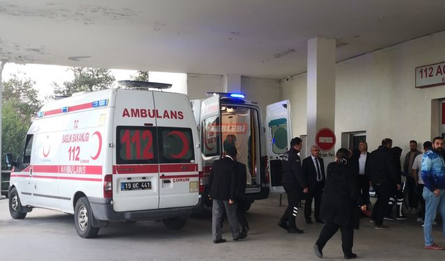 Öğrenci Servisi Traktöre Çarptı: 13 Öğrenci Hastaneye Kaldırıldı