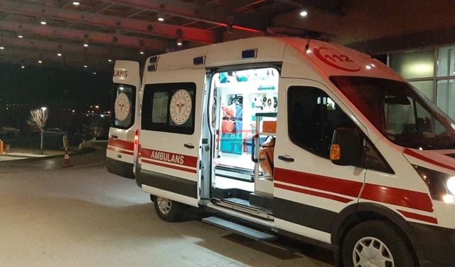 Parkta Bıçaklandı Evine Sığındı