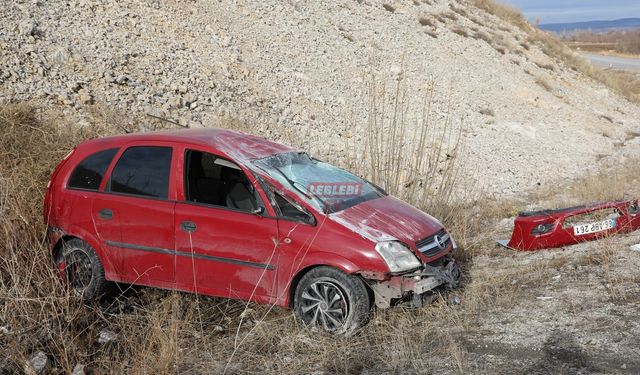 Kontrolden Çıkan Otomobil Şarampole Devrildi: 2 Yaralı
